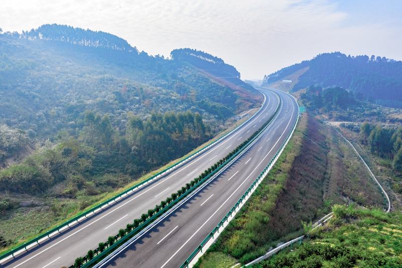 6.高速公路與群山相連，植被覆蓋率高，與原生態(tài)環(huán)境恢復有機結合.jpg